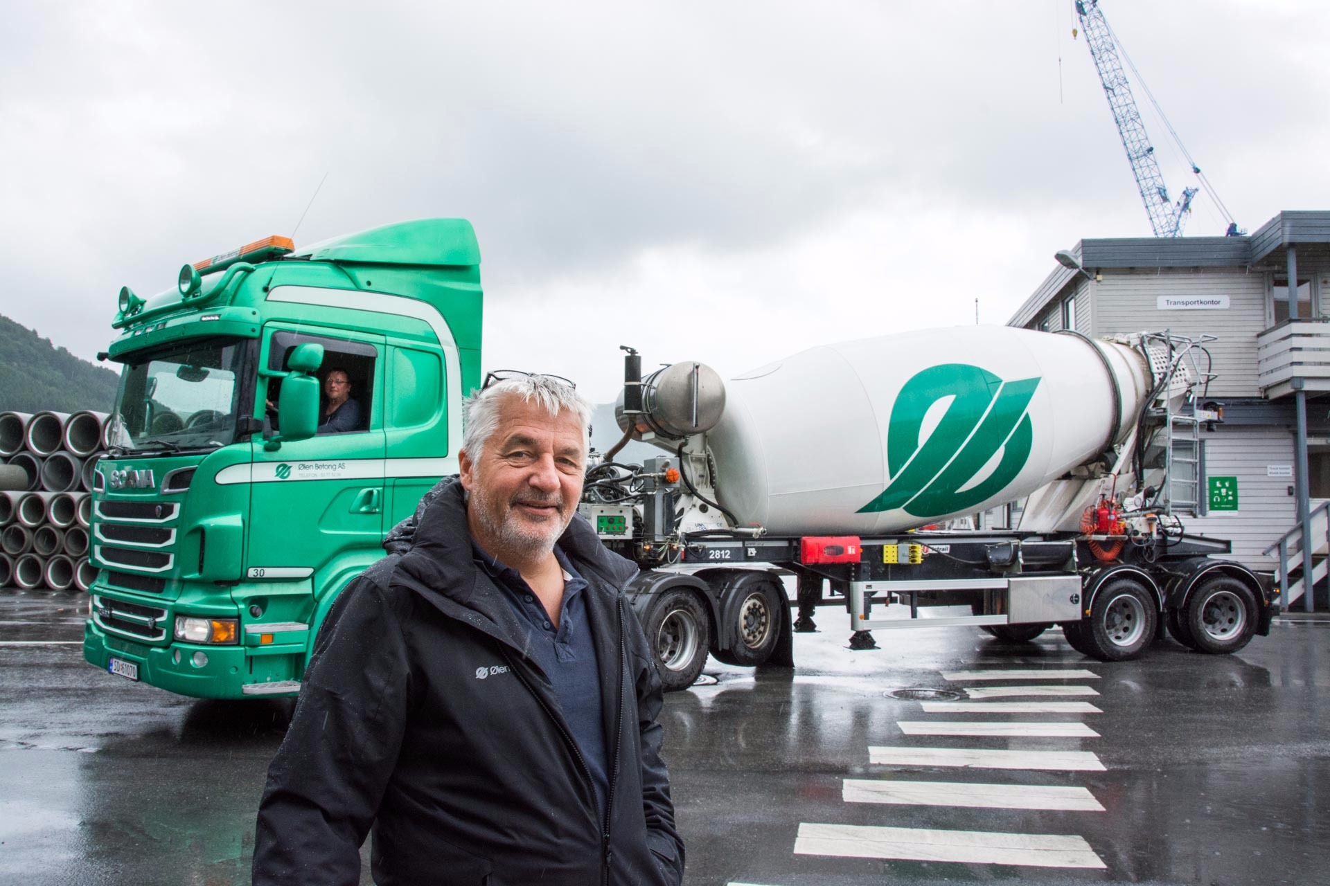 Driftsleder Leif Roald Bjelland i Ølen Betong Transport foran en splitter ny semi med betonghenger